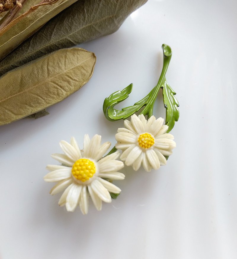 【美国西洋古董饰品】立体 双朵雏菊 珐琅花 花卉 别针  胸针 - 徽章/别针 - 其他材质 金色