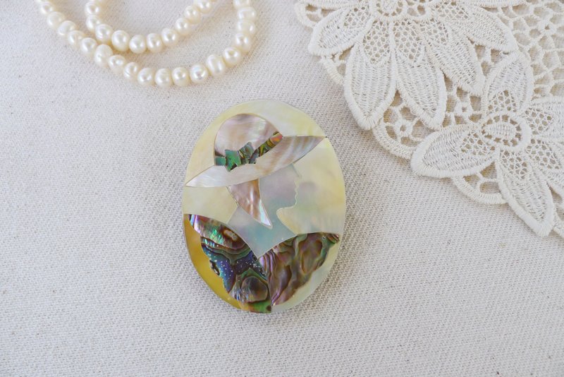 Art Deco Mother of Pearl Abalone Brooch, Oval Shaped collaged Lady Side Profile - 胸针 - 贝壳 多色