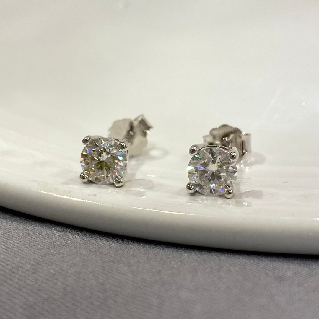 【SILVER925】 5mm 人造钻石 莫桑石 耳环 SILVER925P1 四月诞生石 - 耳环/耳夹 - 其他金属 银色
