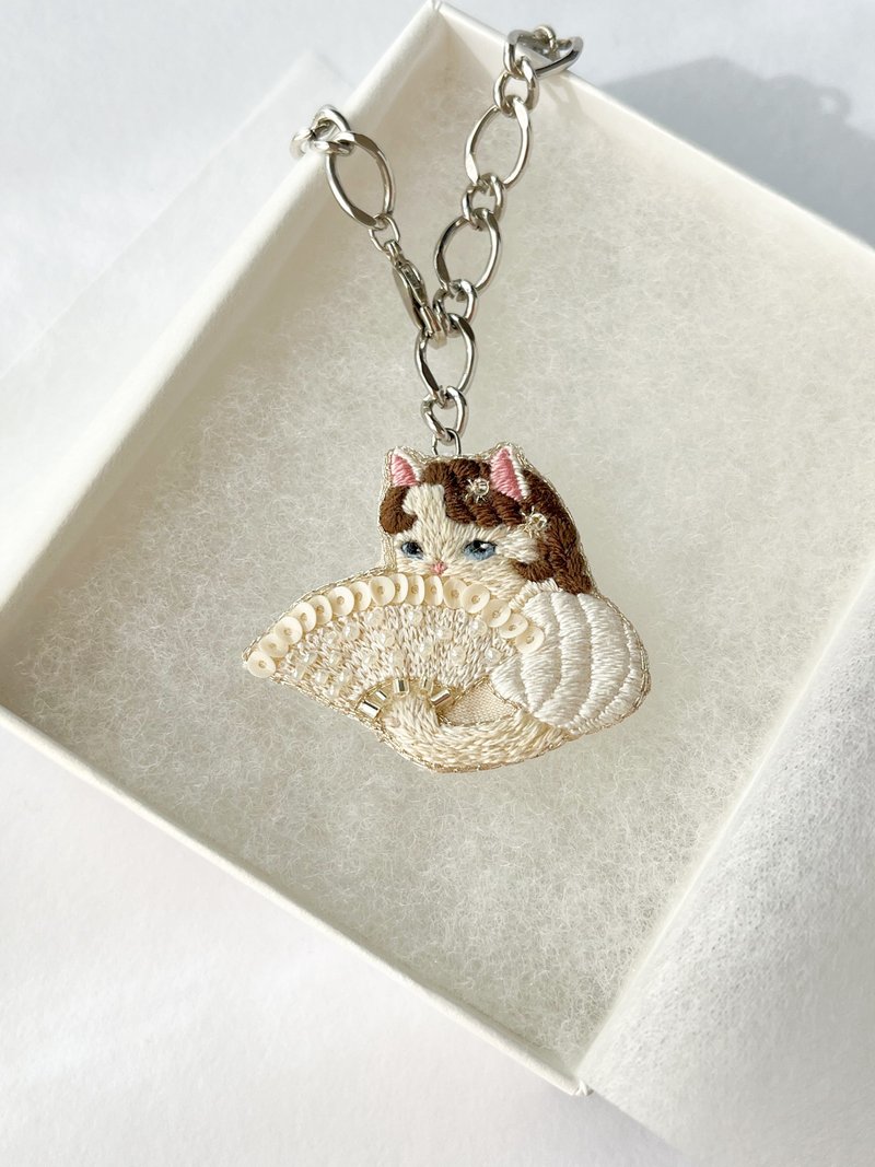 茜茜公主刺绣包包吊饰 - 吊饰 - 绣线 