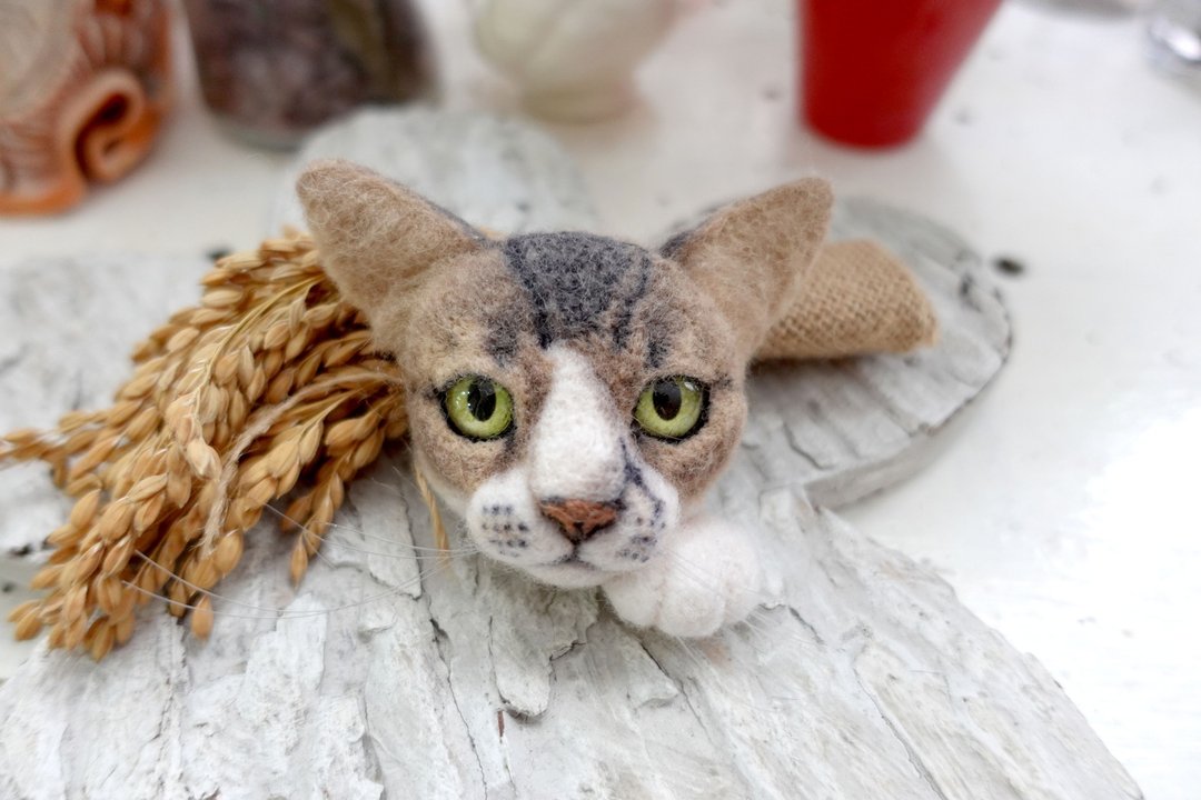 全新品乌克兰设计师手工制 猫咪羊毛刺绣胸针心口针别针扣针手作 - 胸针 - 羊毛 卡其色
