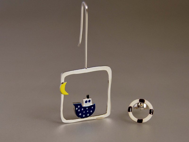 【925纯银】不对称游轮月亮小船耳环耳钉耳坠耳挂 正方形框 救生圈 Life Saver 精致小巧简约优雅创意设计生日礼物 N102 | 希腊原创手工饰品 This and That - 耳环/耳夹 - 其他金属 白色