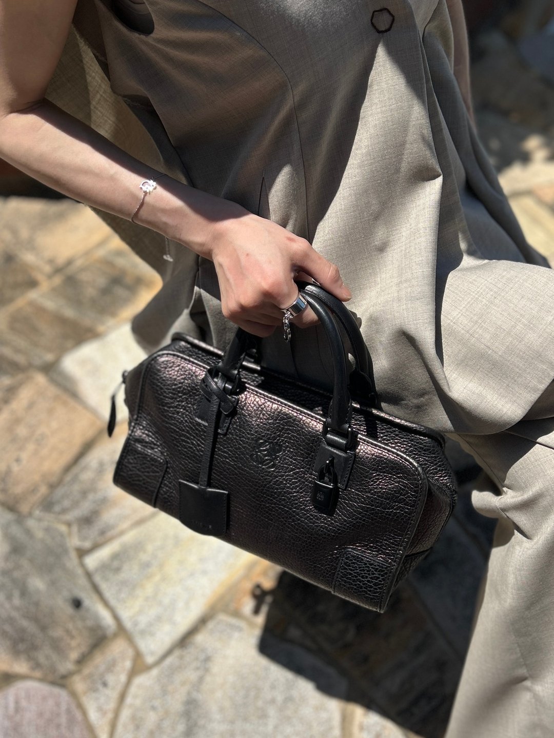 【日本直送 名牌中古包】LOEWE 罗威 手提包 黑色 Anagram 皮革 Amazona 迷你波士顿 包 金属感 vintage zmwhrn - 手提包/手提袋 - 真皮 黑色