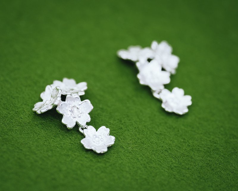 Japanese Silver Sakura earrings - non-nickel - Cherry blossom flowers - 耳环/耳夹 - 银 银色