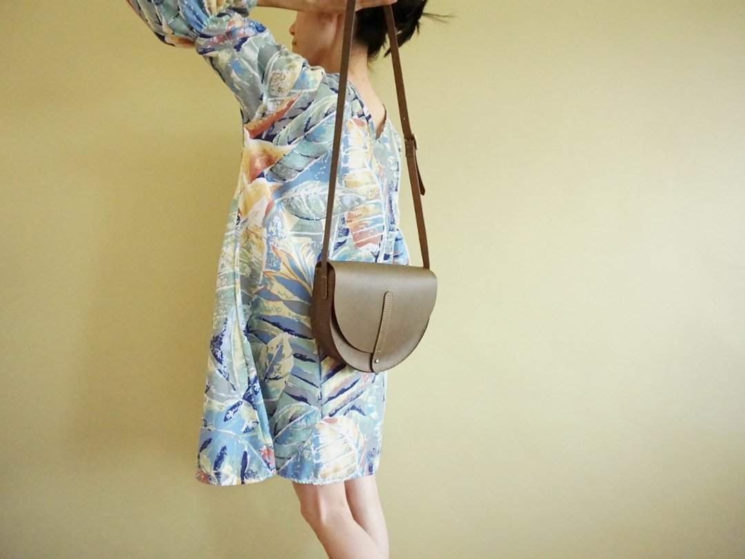 Half Moon Saddle Bag in Olive Green Leather - half round bag - 侧背包/斜挎包 - 真皮 卡其色