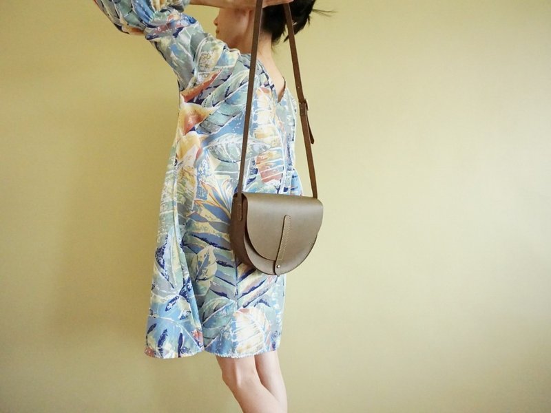 Half Moon Saddle Bag in Olive Green Leather - half round bag - 侧背包/斜挎包 - 真皮 卡其色