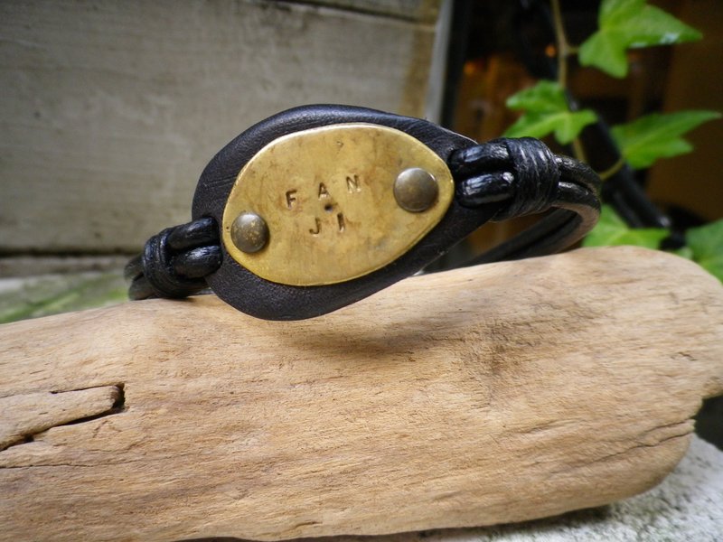 atwill。黑色旅人日本牛筋手工刻字牛皮手环黄铜不规则型/深度黑 - 手链/手环 - 真皮 黑色