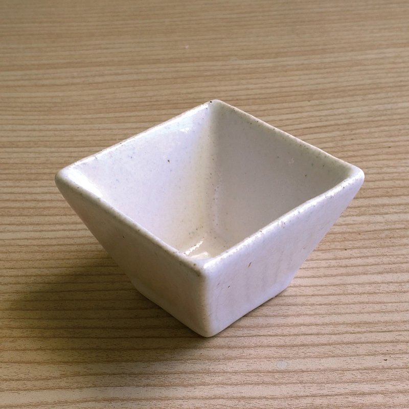 Lovely美国土【几何小方形陶瓷酒杯、米白染粉】 - 酒杯/酒器 - 陶 白色
