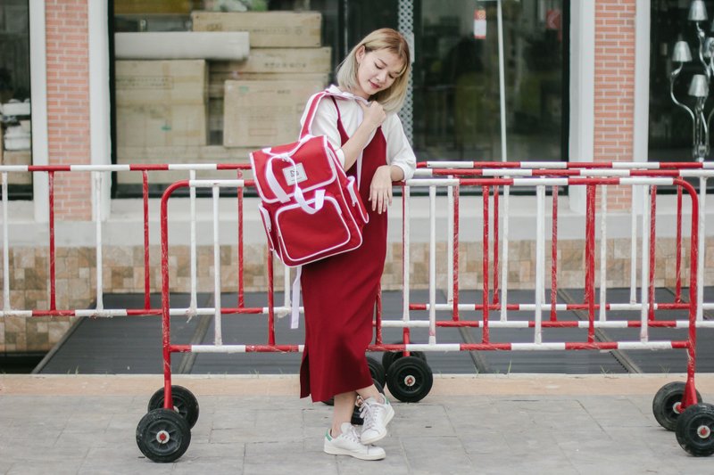 CLASSIC BACKPACK / RED - 后背包/双肩包 - 防水材质 红色