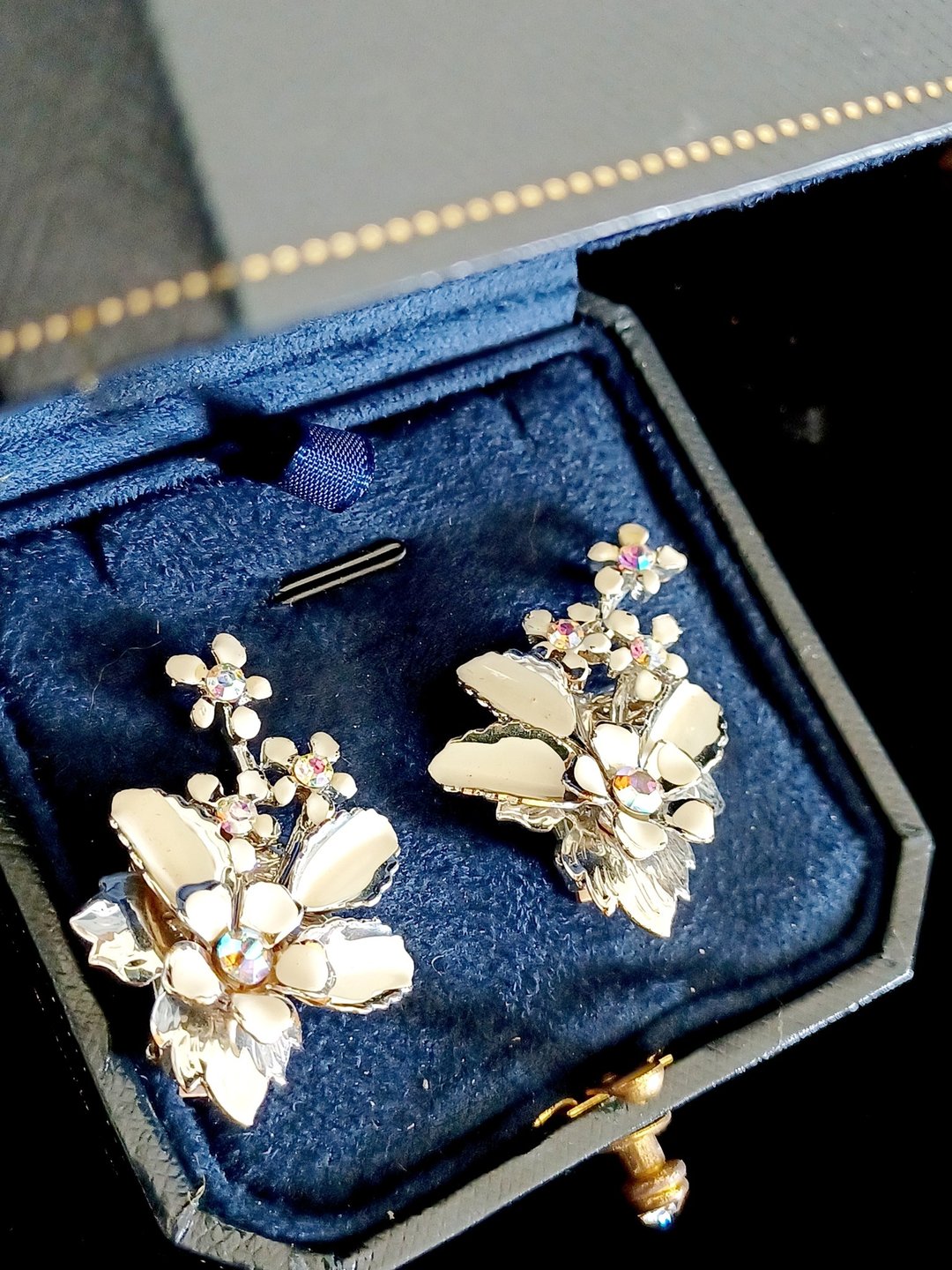 vintage jewelry  典雅白珐琅莱茵小花 夹式耳环 - 耳环/耳夹 - 其他金属 