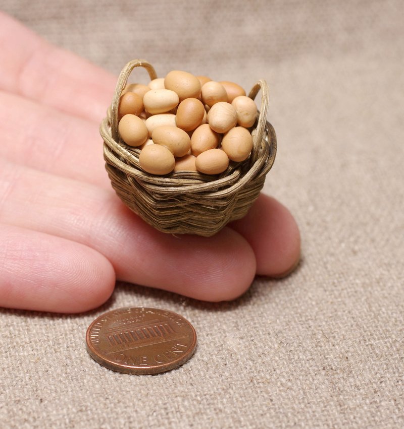 Eggs in the basket. Miniature chicken eggs. Eggs. Dollhouse miniature. - 玩具/玩偶 - 粘土 