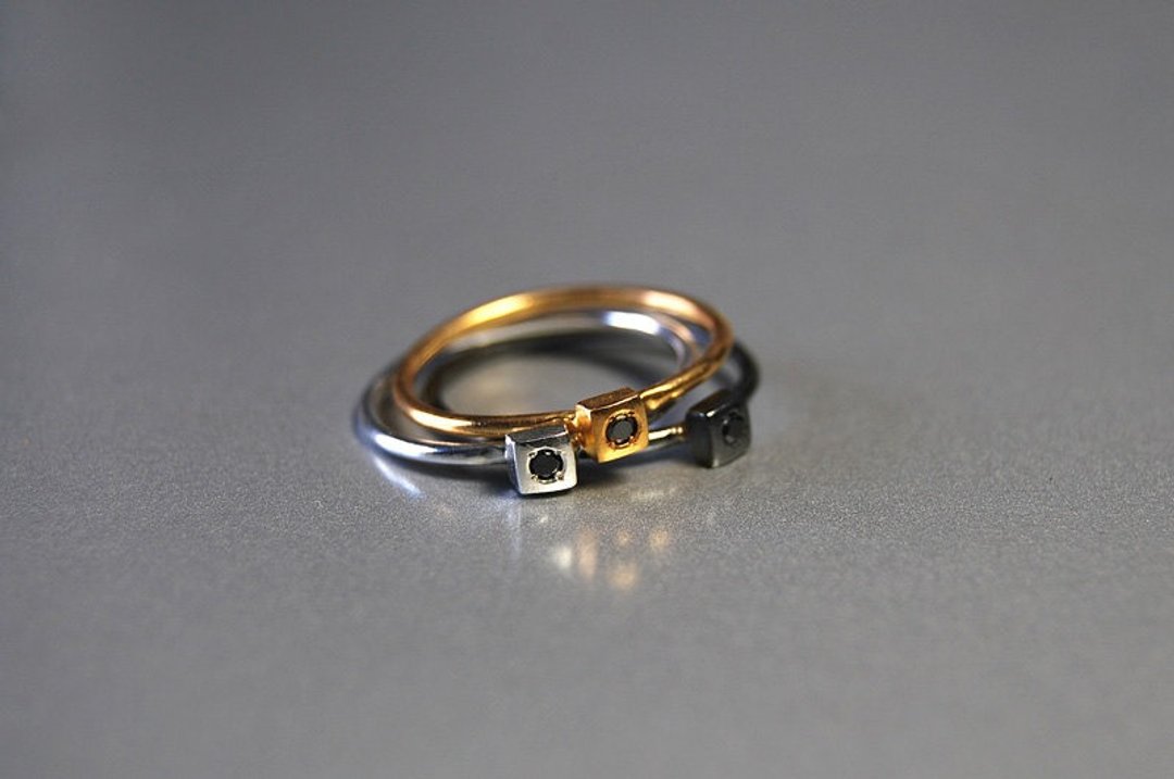 Little Cube Gemstone 小小的黑钻石 925纯银方形简约优雅细钻戒指 纯银/镀金/镀黑白金 可客制化多种镶嵌宝石 （橄榄石/蓝宝石/白钻石/红宝石/粉红宝石/黄水晶)  可爱调皮设计生日表白爱情纪念日礼物 15358 | 希腊原创手工饰品 This and That - 戒指 - 其他金属 金色