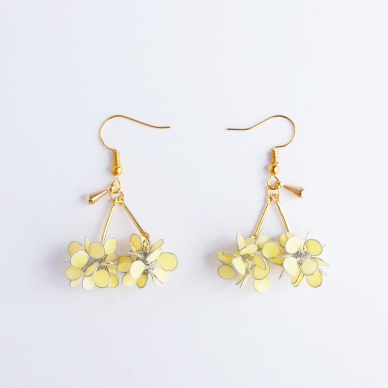 Little Witch | 嫩黄花球糖 | 耳环/耳夹 - 耳环/耳夹 - 其他材质 黄色