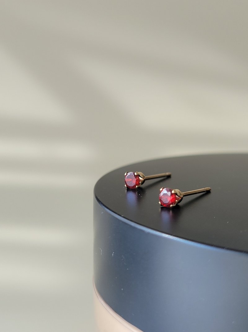 【礼物】红锆石耳环 简单基本款爪镶ˇ3mm包金抗过敏 - 耳环/耳夹 - 宝石 红色