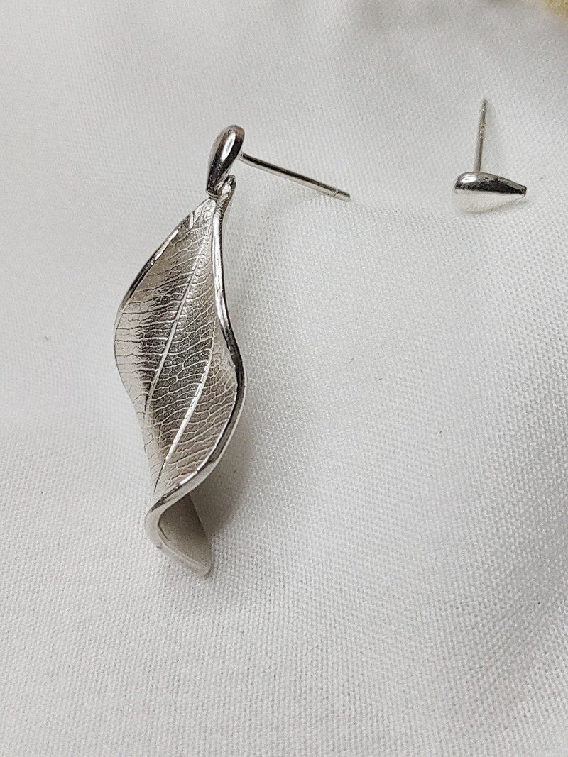 【自然叶脉系列--雨后】 不对称耳环 925纯银  细致生动  手作 - 耳环/耳夹 - 纯银 白色