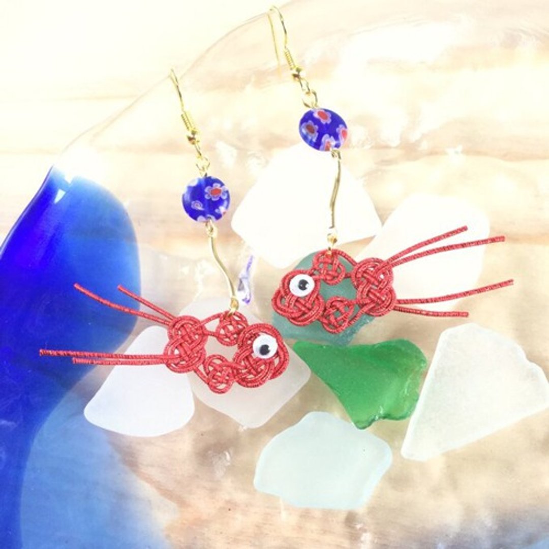 Goldfish and millefiori earrings made with mizuhiki - 耳环/耳夹 - 玻璃 红色