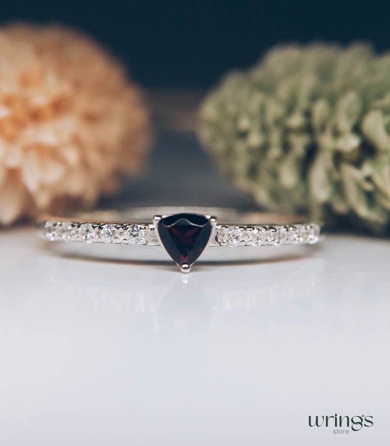 车轮形切割红宝石（Garnet）订婚戒指，配以仿钻（Simulated Diamond CZ）侧边宝石，订制红宝石主石。 - 戒指 - 纯银 红色