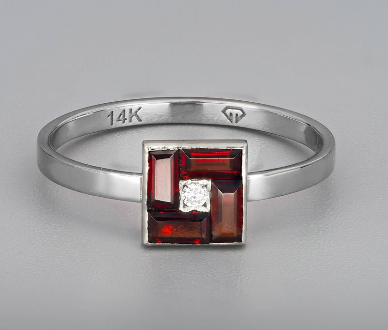 14k Gold ring with garnets and diamond. - 戒指 - 贵金属 金色