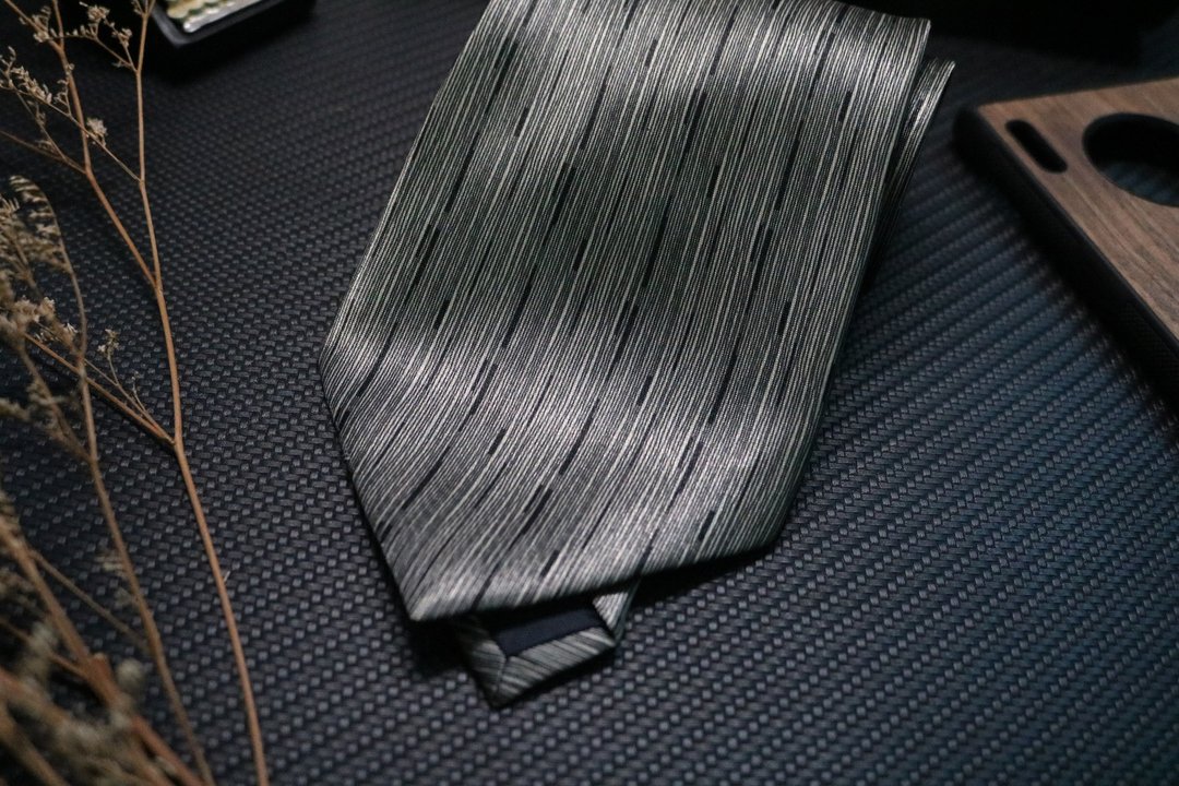 灰黑色小竖纹真丝领带/型男商务正装necktie - 领带/领带夹 - 丝．绢 灰色