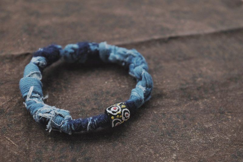Indigo dyed cotton bracelet 天然蓝染手镯 非洲珠 - 手链/手环 - 棉 蓝色