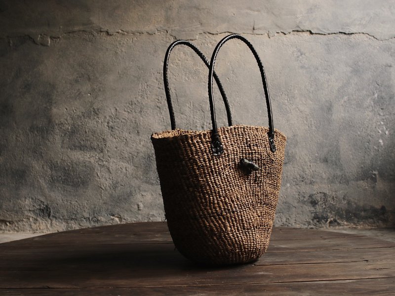 锥型香蕉纤维手工编织包 - 手提包/手提袋 - 棉．麻 咖啡色