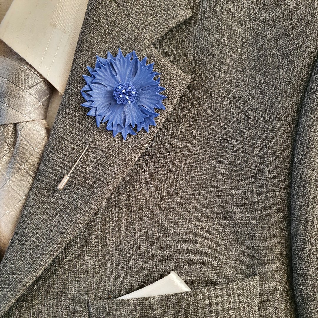 Men's lapel pin leather flower cornflower, Gift for him Leather boutonnierre - 胸针 - 真皮 蓝色