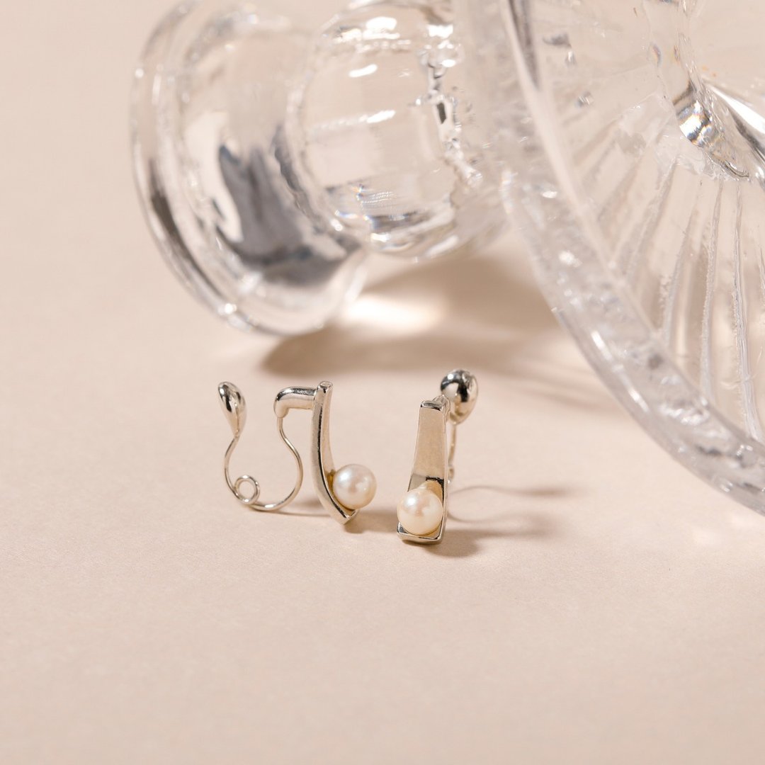 scoop-pearl loop-fit earring SV 耳夹式耳环 优雅俐落的珍珠设计 银色  રhodium - 耳环/耳夹 - 其他金属 银色