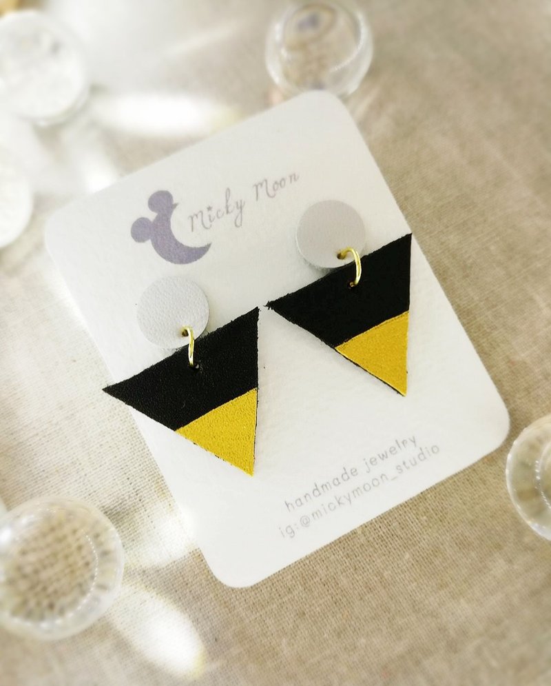 Handmade leather earring black white and gold - 耳环/耳夹 - 真皮 黑色