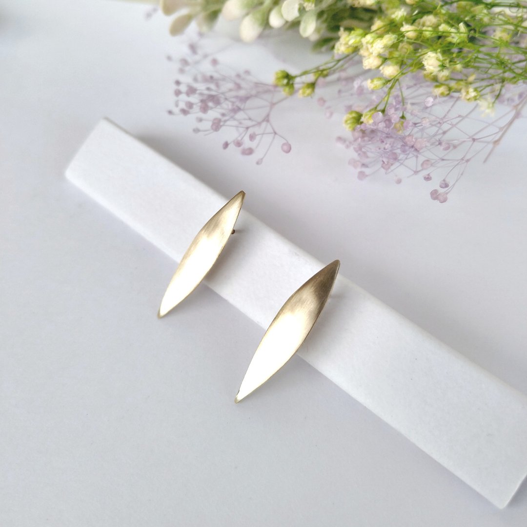 Leaf Matte Gold Earrings Clip-On - 耳环/耳夹 - 铜/黄铜 金色