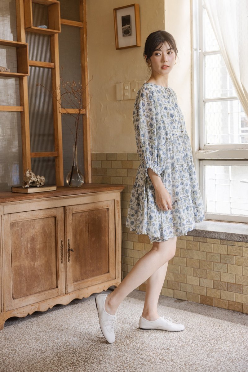 澎袖前铃铛绑带膝上洋装_白底蓝花 - 洋装/连衣裙 - 棉．麻 白色