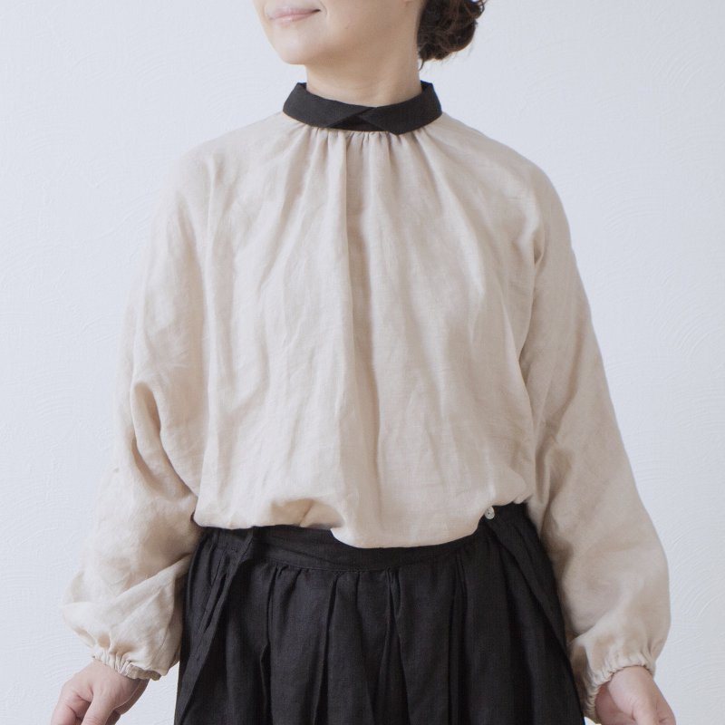 Cleric Collar is classy and mature cute Back walnut button Voluminous sleeves French Linen blouse 3/4 sleeves/Beige Cleric - 女装衬衫 - 棉．麻 咖啡色