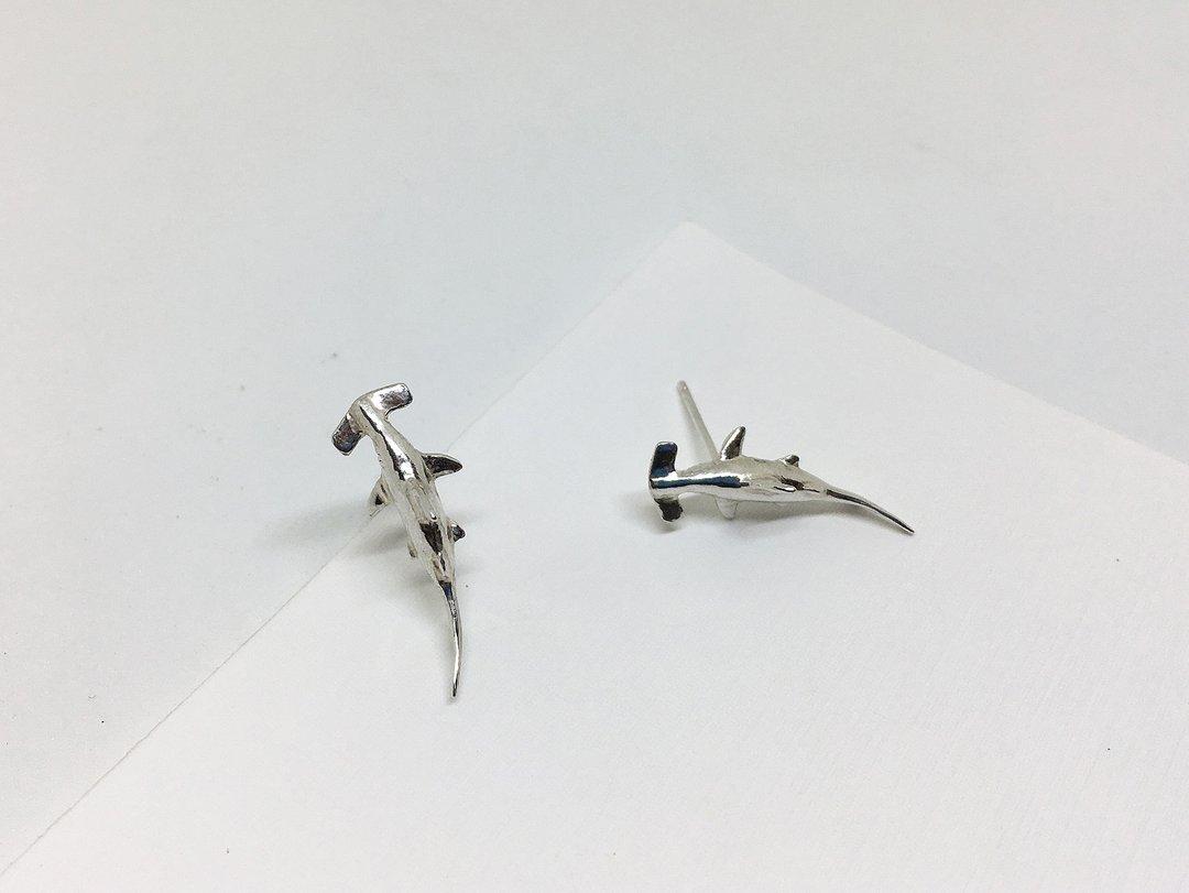 大海小世界。双髻鲨耳环。925纯银。sterling silver - 耳环/耳夹 - 纯银 银色