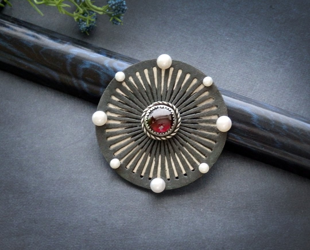 Beating heart jewelry, rotating brooch with garnet and pearls - 胸针 - 其他金属 红色