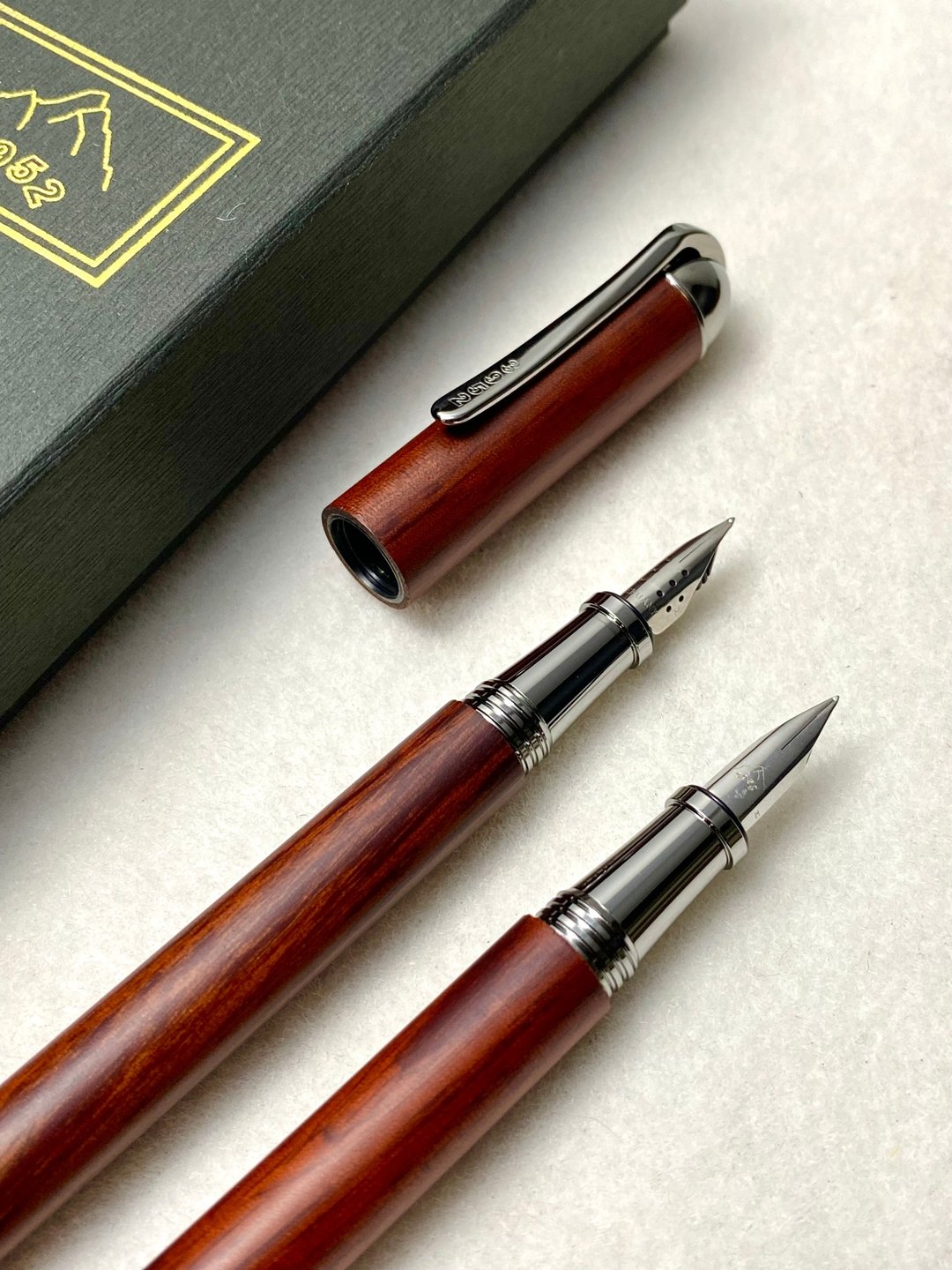 3952 老山羊 - 噍哖 玫瑰木全木款 复古洞洞/矛型刀尖钢笔 - 钢笔 - 其他材质 