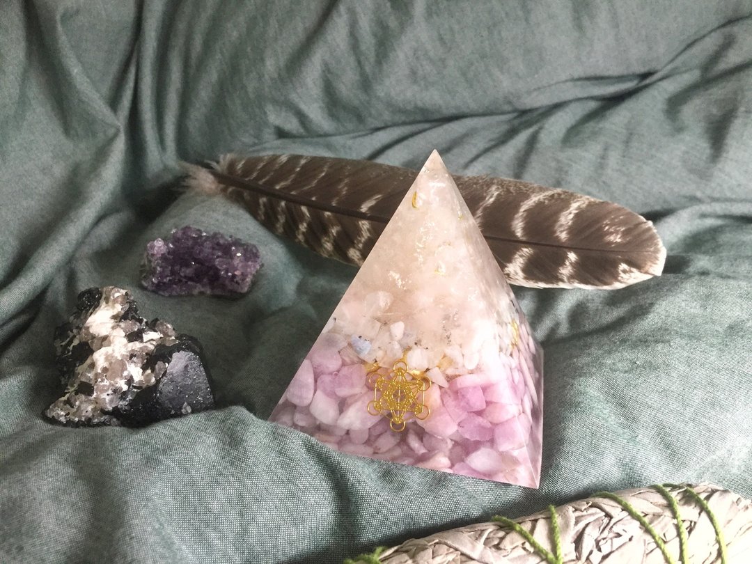 Orgonite 能量塔 — 粉水晶柱、白水晶、月光石、摩根石 - 摆饰 - 宝石 粉红色