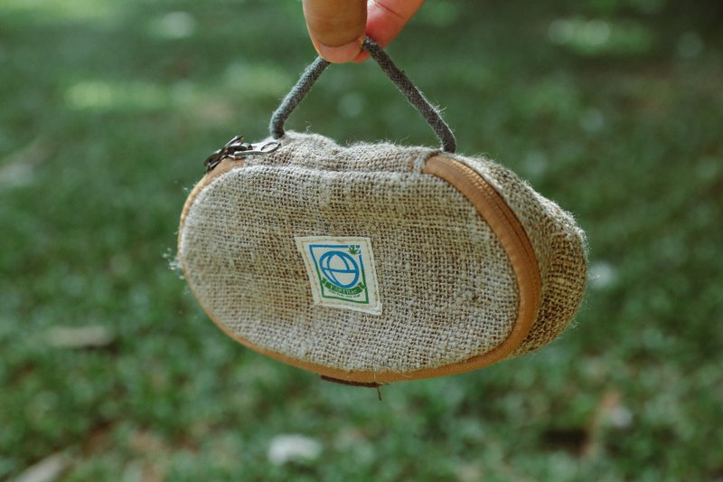 EARTH.er - HEMP DAILY系列-小椭圆袋 - 化妆包/杂物包 - 棉．麻 卡其色