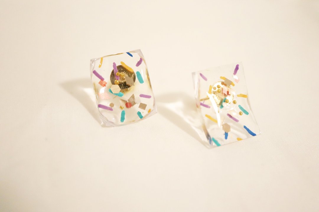 七彩巧克力米 sprinkle  弯的造型耳针 (金) - 耳环/耳夹 - 塑料 多色