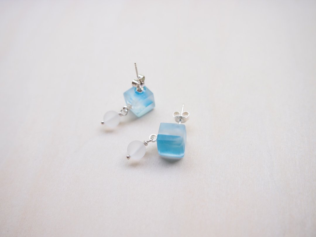 earrings : blue color with quartz earring EW124 - 耳环/耳夹 - 树脂 蓝色