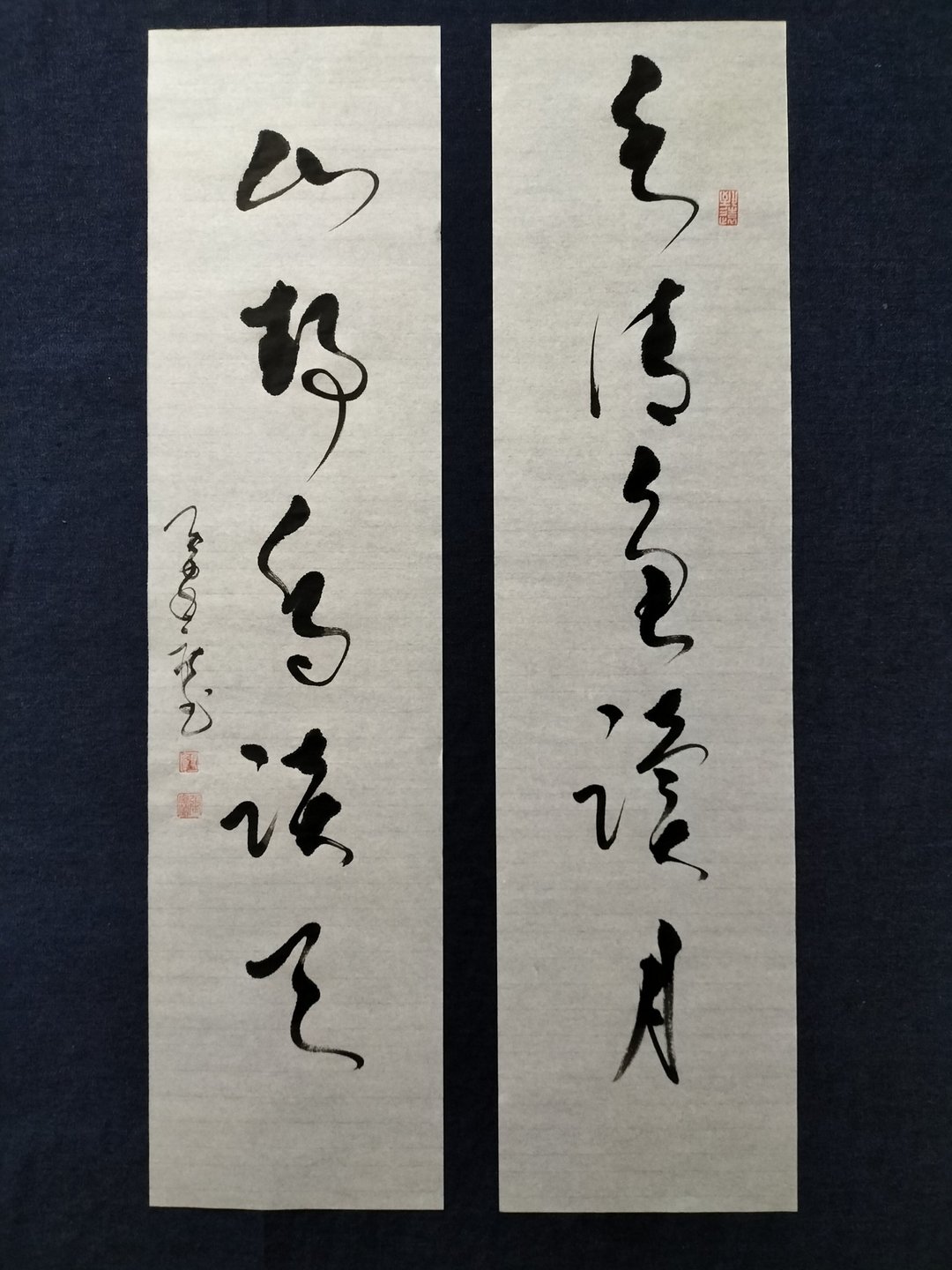 水清鱼读月 山静鸟谈天  草书对联 未裱 - 墙贴/壁贴 - 纸 白色