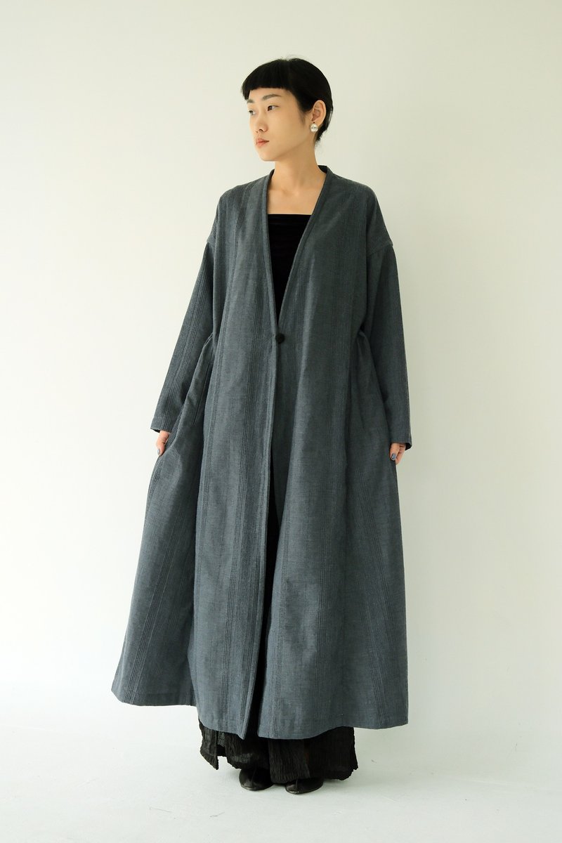 川 衣 WEAR BEING  中亚开襟缩腰外套 蓝压纹 - 女装休闲/机能外套 - 棉．麻 蓝色
