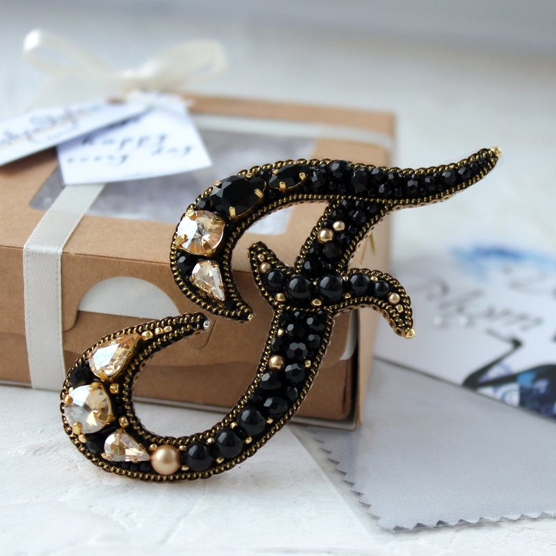 串珠胸针 英文字母。刺绣字母胸针。姓名别针。定制化礼物 - 胸针 - 水晶 黑色