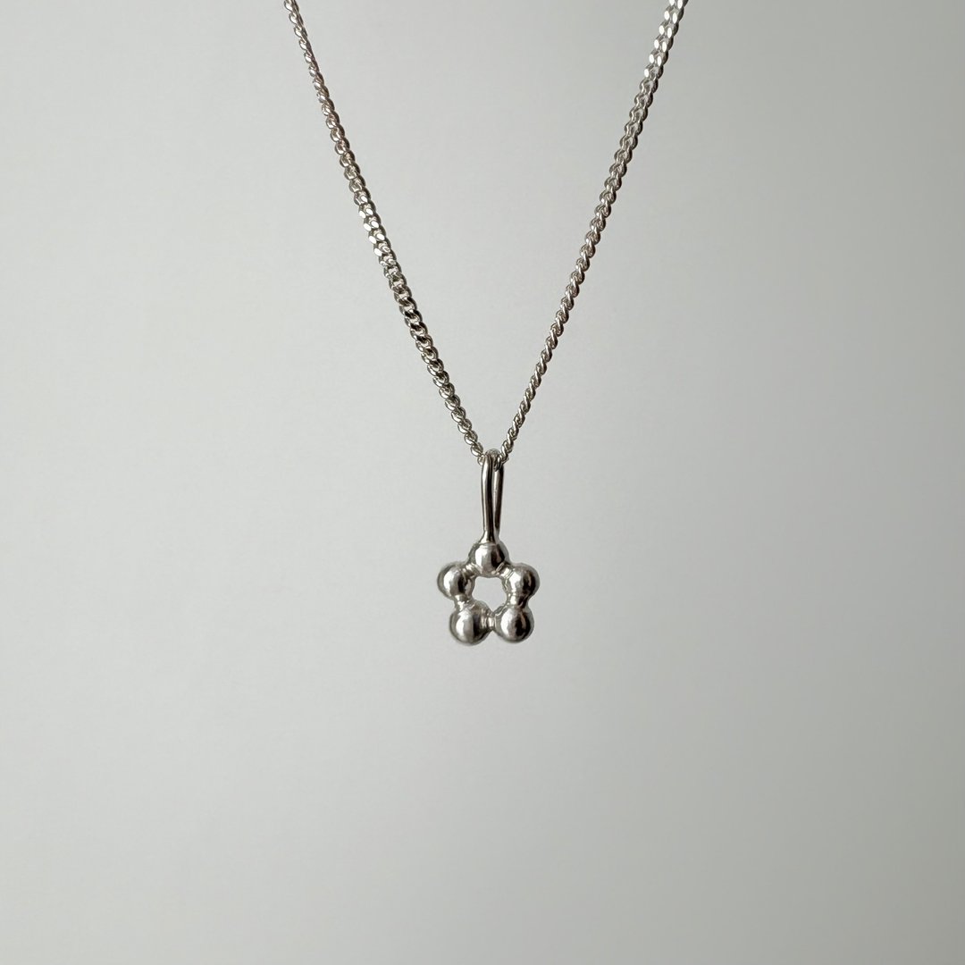 Cheewa Pendant 纯银花朵造型坠饰 (*仅含坠饰，不含项链) - 项链 - 纯银 银色