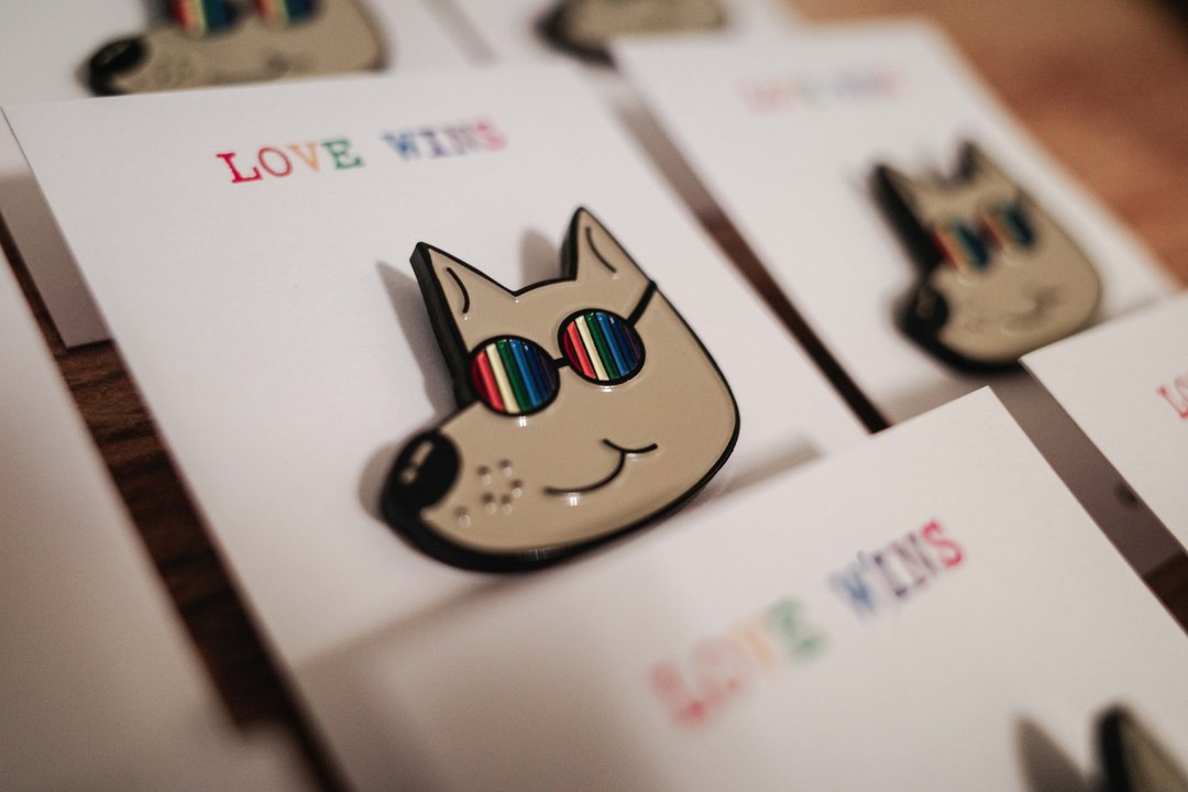 LOVE IS LOVE 彩虹狗金属别针 - 胸针 - 其他金属 