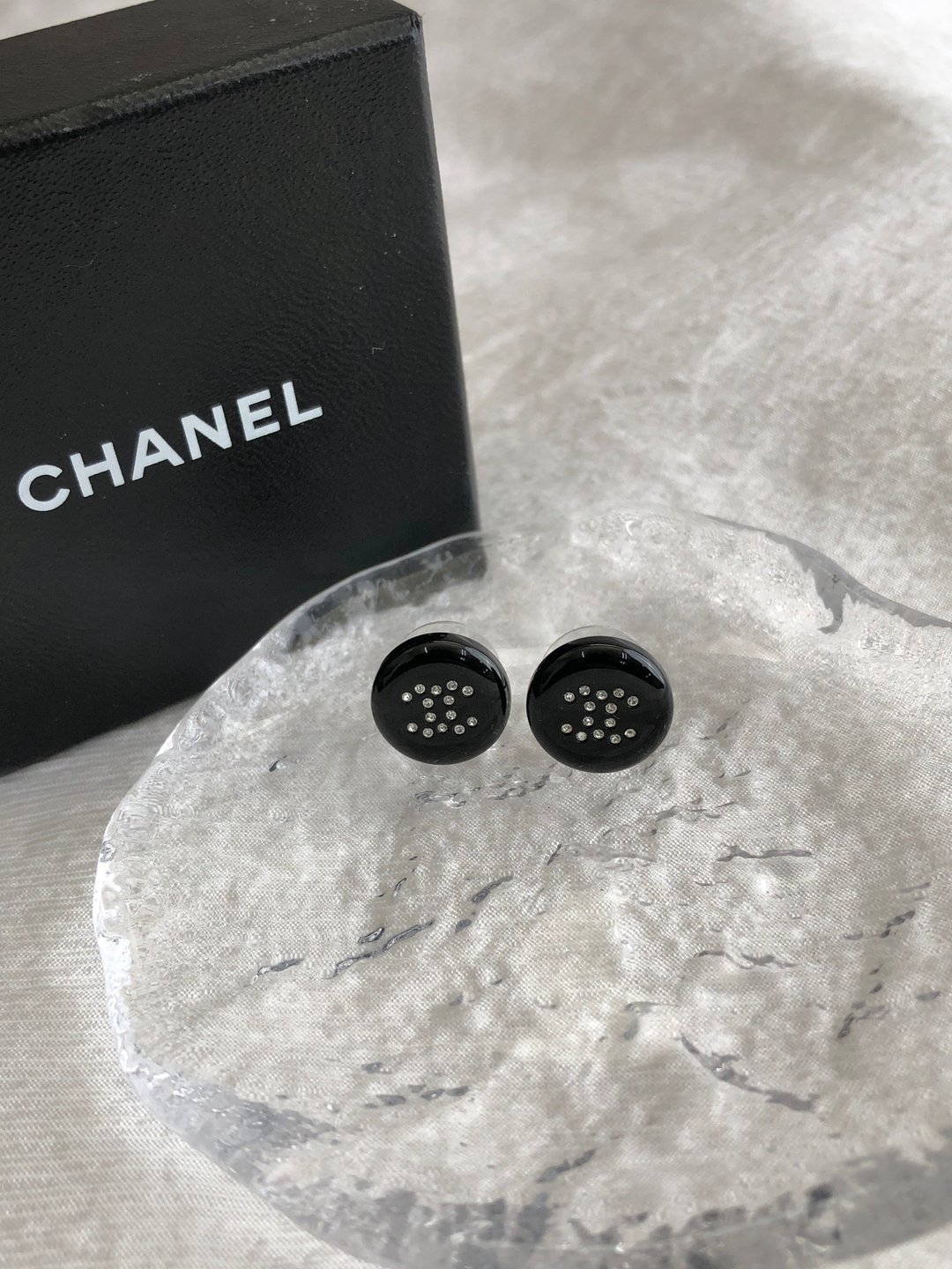 【VintageShop solo 日本直送中古包专卖店】CHANEL 香奈儿 经典款 黑色 缀饰莱茵石 标志 设计师款 复古风 耳环 wejixm - 耳环/耳夹 - 其他材质 黑色