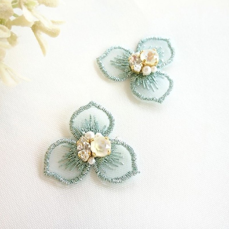Hydrangea lace Clip-On, earrings (green) - 耳环/耳夹 - 其他金属 绿色