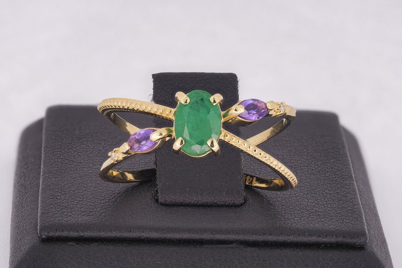 14kt gold ring with emerald side diamonds and amethysts. - 戒指 - 贵金属 金色