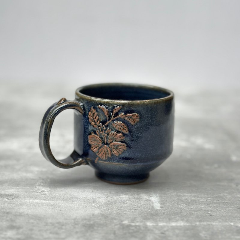 泥绘朱槿花蓝釉陶杯 - 咖啡杯/马克杯 - 陶 蓝色