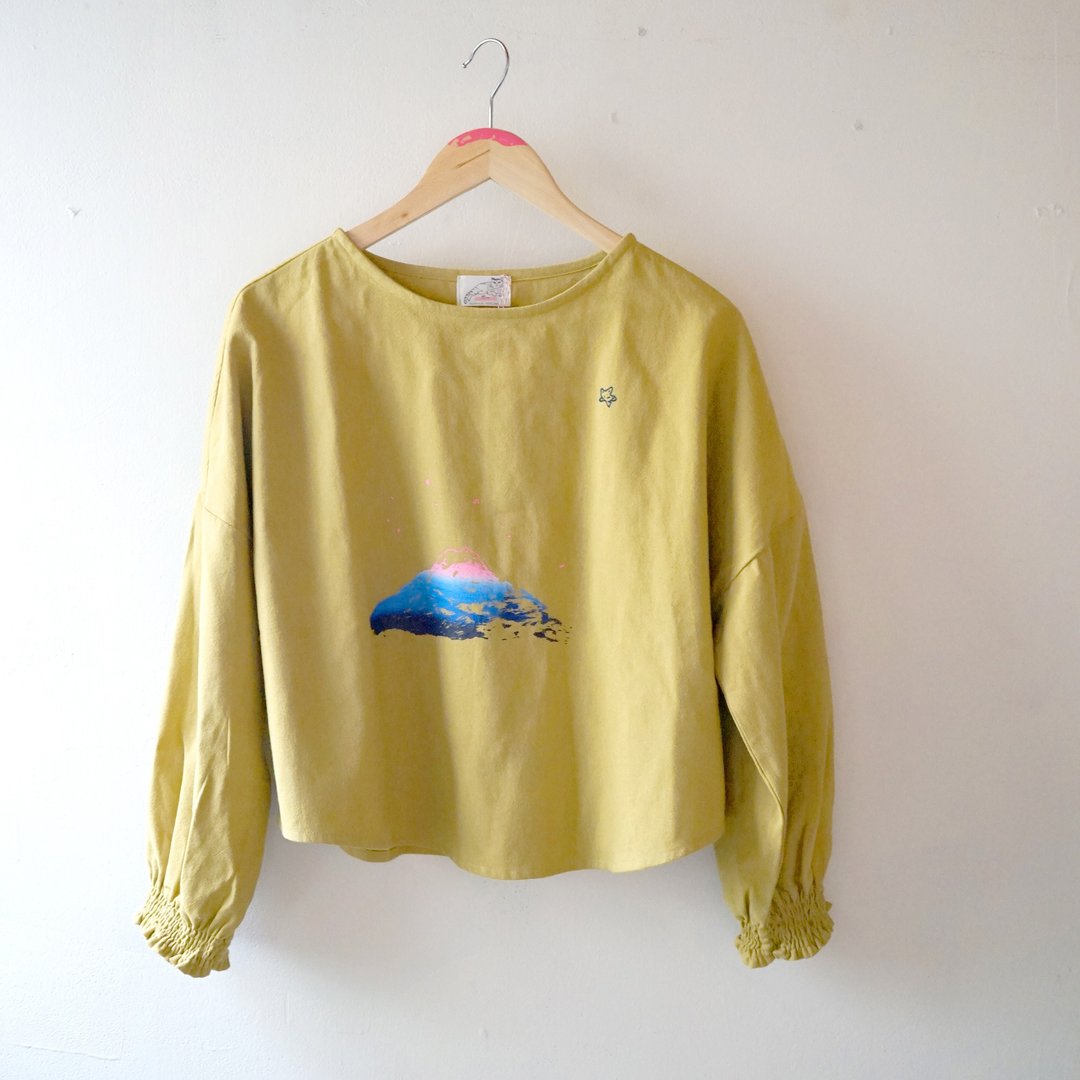 山 / 唱一首歌 芥黄手工印花皱皱袖舒服上衣 - 女装上衣 - 棉 卡其色
