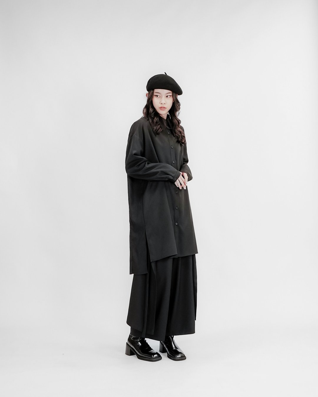 MUKK DESIGN 背后雪纺百褶长版上衣 - 女装衬衫 - 聚酯纤维 黑色