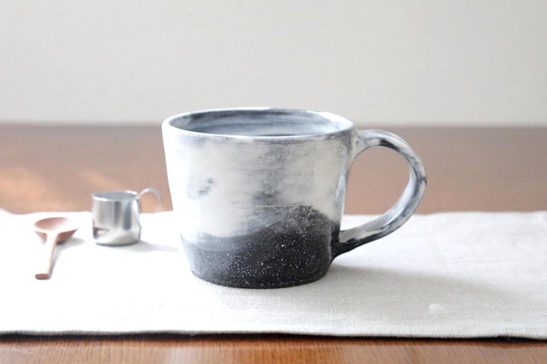 Plenty of size mug with black Mikage soil and brush pattern - 咖啡杯/马克杯 - 陶 黑色